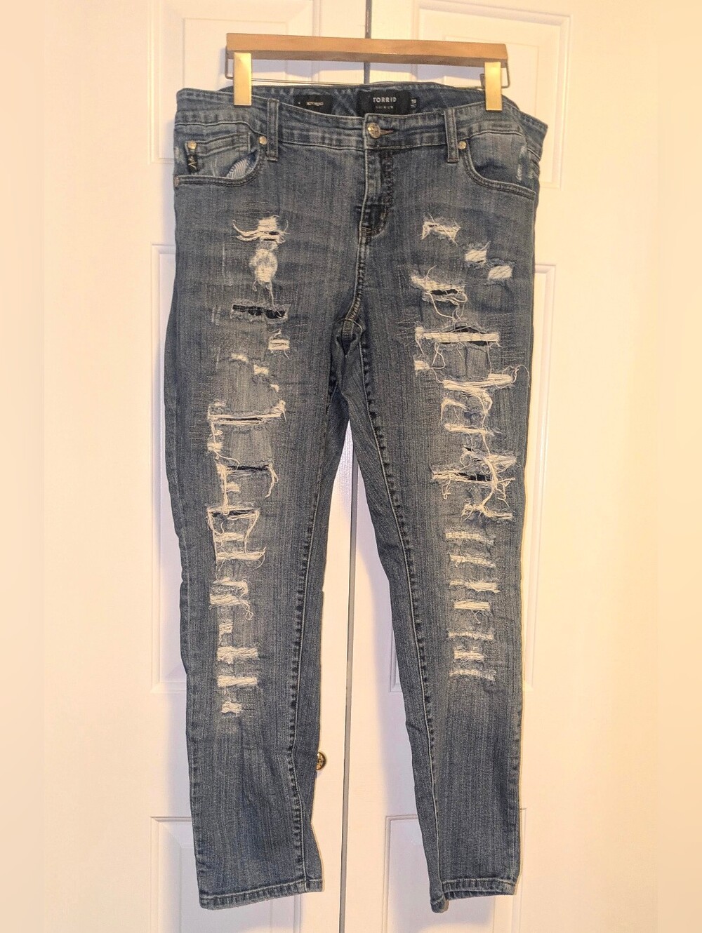 EUC Torrid Premium Boyfriend Medium Wash Distressed Jeans Womens Sz 18